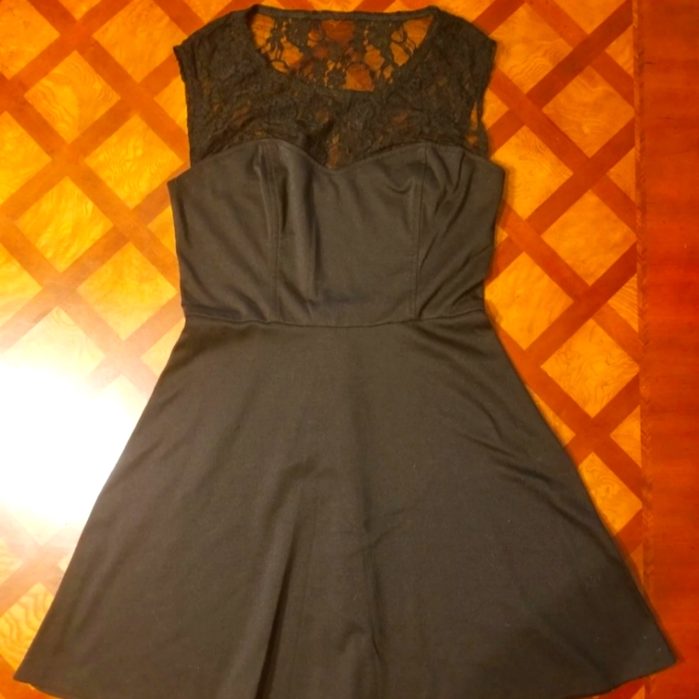 Black Lace A-line Short sleeve scalloped top Dress - Speechless - Size Medium